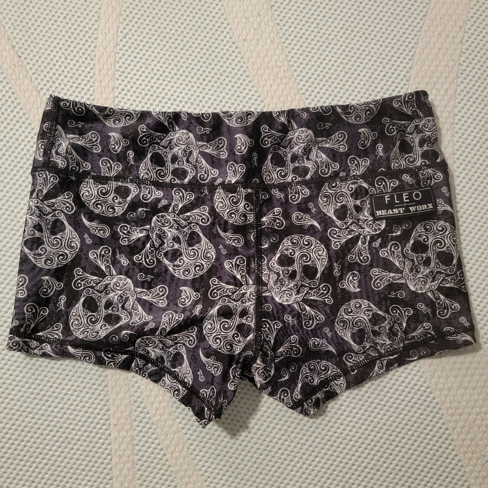 Rare Beastworx/Fleo Paisley Skulls - M